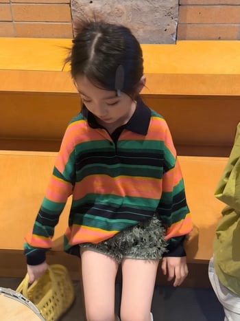 Σετ κοριτσιών άνοιξη-καλοκαίρι 2026: ριγέ polo πουκάμισο με παγιέτες και σορτς με φούντες, κορεάτικο στυλ, βαμβάκι, ηλικίες 3–8 ετών