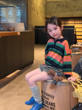 Σετ κοριτσιών άνοιξη-καλοκαίρι 2026: ριγέ polo πουκάμισο με παγιέτες και σορτς με φούντες, κορεάτικο στυλ, βαμβάκι, ηλικίες 3–8 ετών