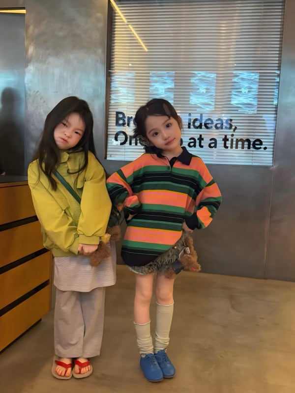 Σετ κοριτσιών άνοιξη-καλοκαίρι 2026: ριγέ polo πουκάμισο με παγιέτες και σορτς με φούντες, κορεάτικο στυλ, βαμβάκι, ηλικίες 3–8 ετών