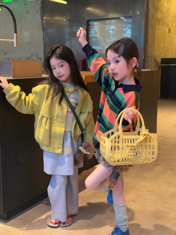 Σετ κοριτσιών άνοιξη-καλοκαίρι 2026: ριγέ polo πουκάμισο με παγιέτες και σορτς με φούντες, κορεάτικο στυλ, βαμβάκι, ηλικίες 3–8 ετών