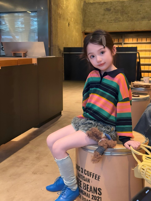 Σετ κοριτσιών άνοιξη-καλοκαίρι 2026: ριγέ polo πουκάμισο με παγιέτες και σορτς με φούντες, κορεάτικο στυλ, βαμβάκι, ηλικίες 3–8 ετών