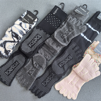 Υψηλές κάλτσες γιόγκα με πέντε δάχτυλα, αντιολισθητικές, απορροφούν τον ιδρώτα, αντιτριβή · 70–80% βαμβάκι