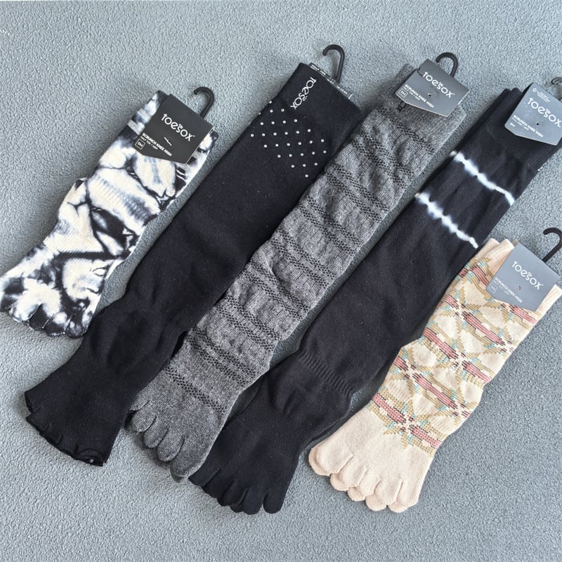 Υψηλές κάλτσες γιόγκα με πέντε δάχτυλα, αντιολισθητικές, απορροφούν τον ιδρώτα, αντιτριβή · 70–80% βαμβάκι