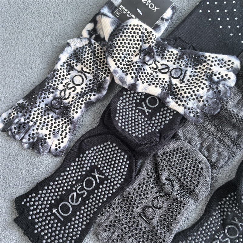 Υψηλές κάλτσες γιόγκα με πέντε δάχτυλα, αντιολισθητικές, απορροφούν τον ιδρώτα, αντιτριβή · 70–80% βαμβάκι