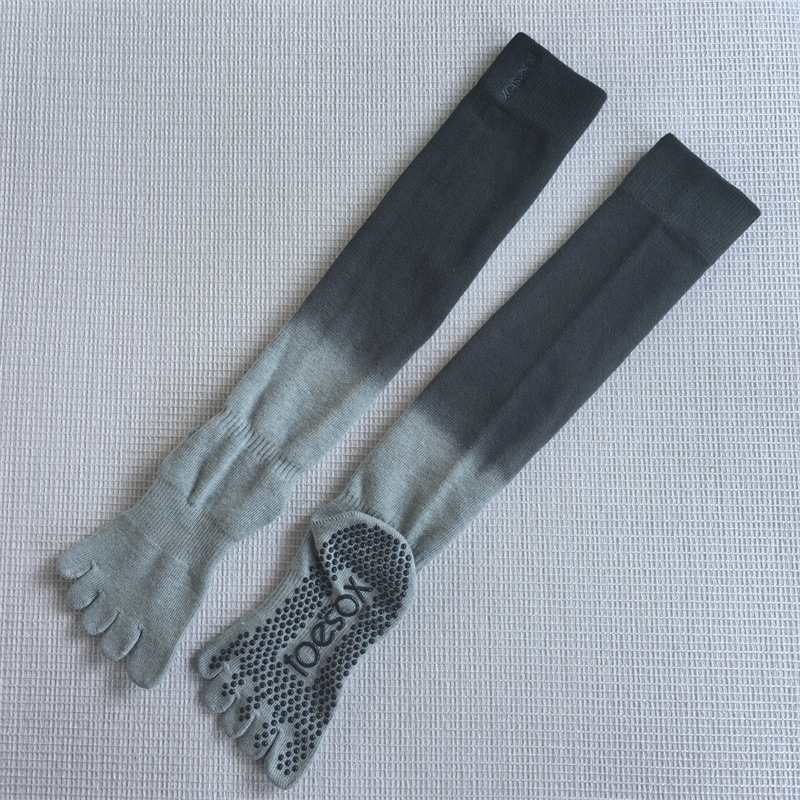 Υψηλές κάλτσες γιόγκα με πέντε δάχτυλα, αντιολισθητικές, απορροφούν τον ιδρώτα, αντιτριβή · 70–80% βαμβάκι