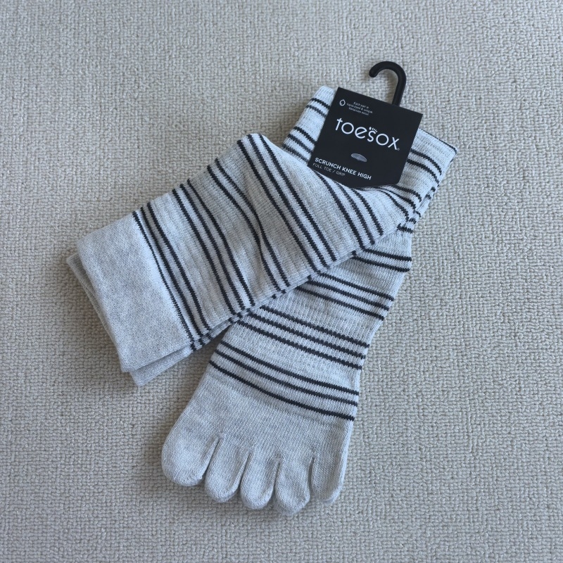 Υψηλές κάλτσες γιόγκα με πέντε δάχτυλα, αντιολισθητικές, απορροφούν τον ιδρώτα, αντιτριβή · 70–80% βαμβάκι
