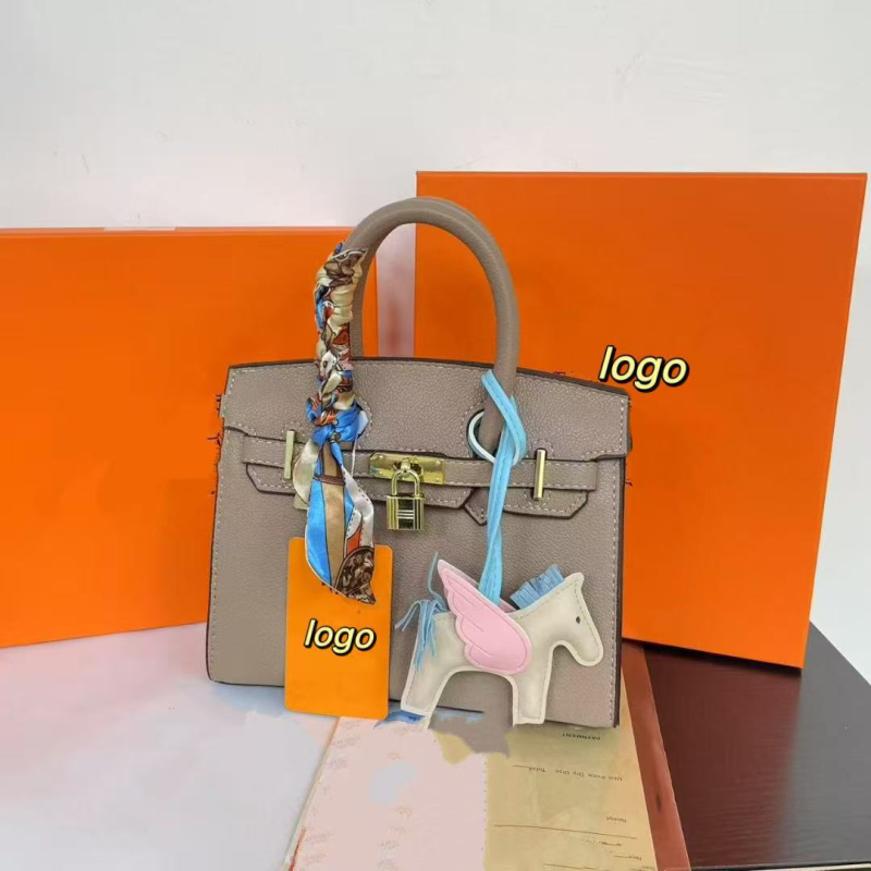 Crossbody torba od PU, horizontalni kvadratni oblik, podstava od sintetičke kože, zatvaranje poklopcem, unutarnja džep za mobitel