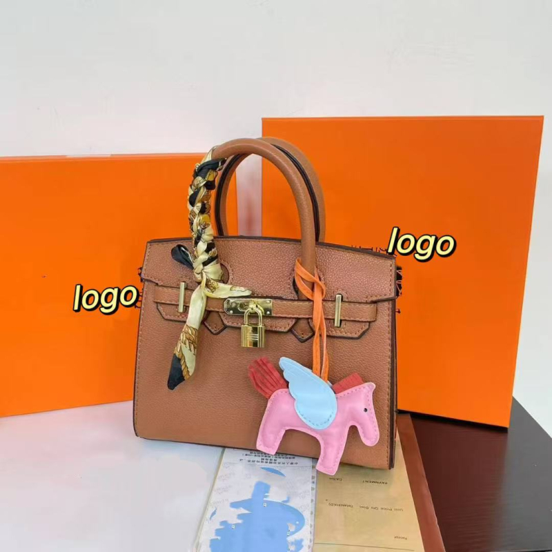 Crossbody torba od PU, horizontalni kvadratni oblik, podstava od sintetičke kože, zatvaranje poklopcem, unutarnja džep za mobitel
