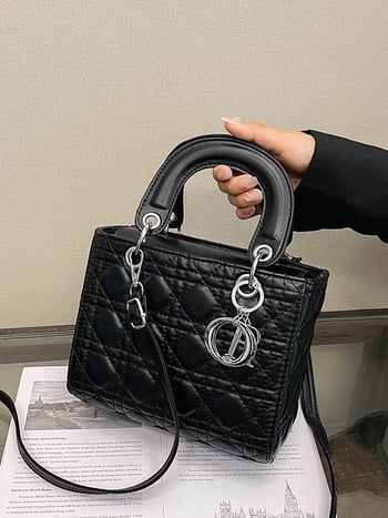 Ženska torbica preko ramena u stilu Lady Dior, PU materijal, magnetsko zatvaranje, uspravno pravokutni oblik, unutarnje džepove