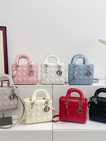 Ženska torbica preko ramena u stilu Lady Dior, PU materijal, magnetsko zatvaranje, uspravno pravokutni oblik, unutarnje džepove