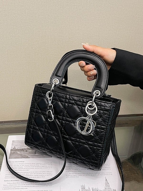 Ženska torbica preko ramena u stilu Lady Dior, PU materijal, magnetsko zatvaranje, uspravno pravokutni oblik, unutarnje džepove