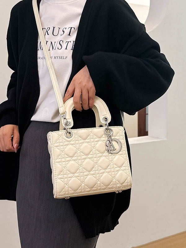Ženska torbica preko ramena u stilu Lady Dior, PU materijal, magnetsko zatvaranje, uspravno pravokutni oblik, unutarnje džepove
