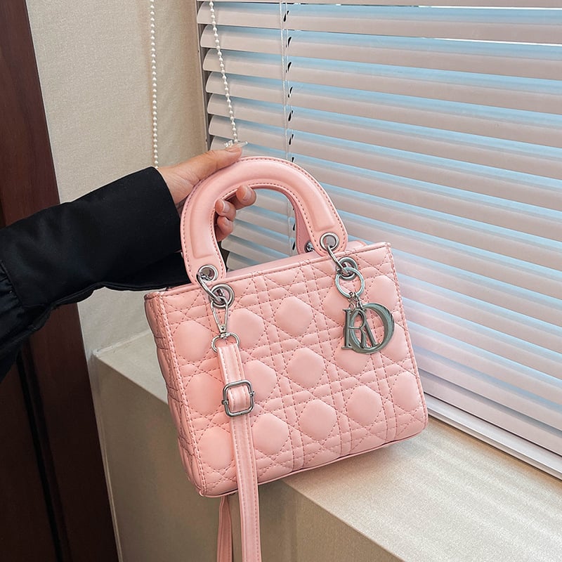 Ženska torbica preko ramena u stilu Lady Dior, PU materijal, magnetsko zatvaranje, uspravno pravokutni oblik, unutarnje džepove