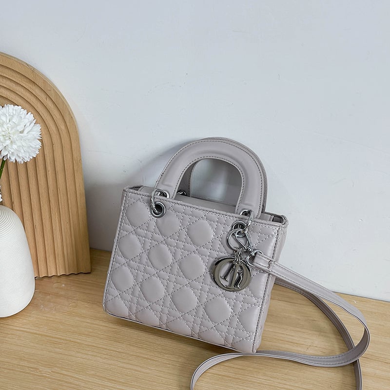 Ženska torbica preko ramena u stilu Lady Dior, PU materijal, magnetsko zatvaranje, uspravno pravokutni oblik, unutarnje džepove