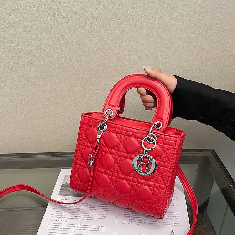 Ženska torbica preko ramena u stilu Lady Dior, PU materijal, magnetsko zatvaranje, uspravno pravokutni oblik, unutarnje džepove