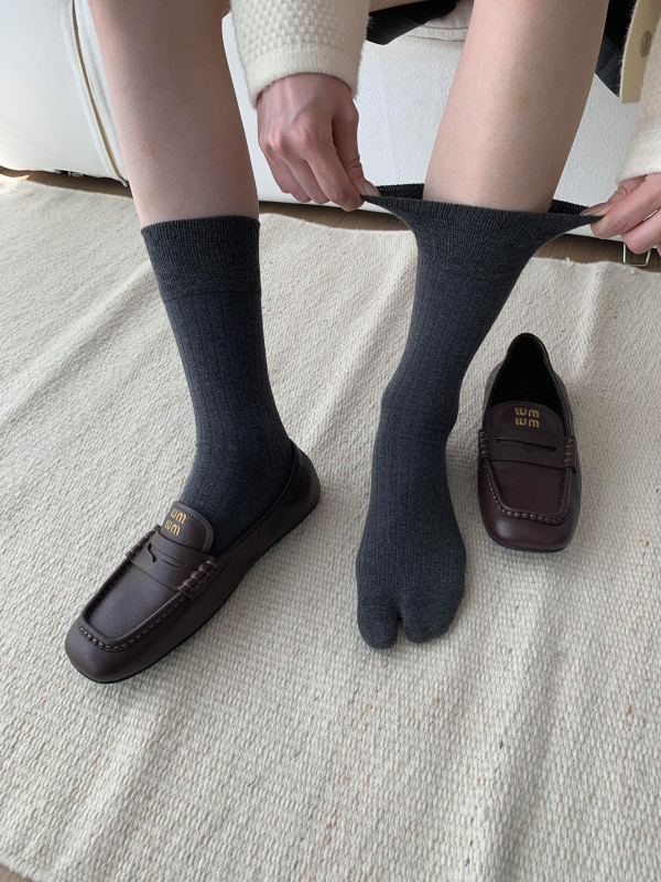 Čarape s podijeljenim prstima od pamuka, prozračne, antibakterijske, upijaju znoj, srednja duljina tulca, 80-90% pamuka