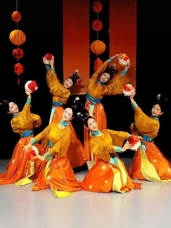 Tang-dinasztia kínai stílusú táncruha, hímzett, Modal anyag nyúl szőrével és poliészterrel keverve, széles szoknya