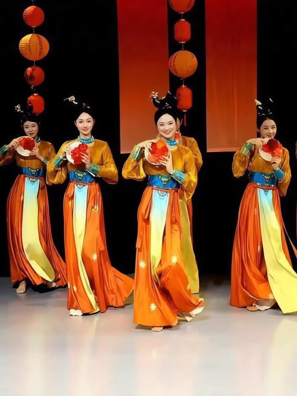 Tang-dinasztia kínai stílusú táncruha, hímzett, Modal anyag nyúl szőrével és poliészterrel keverve, széles szoknya