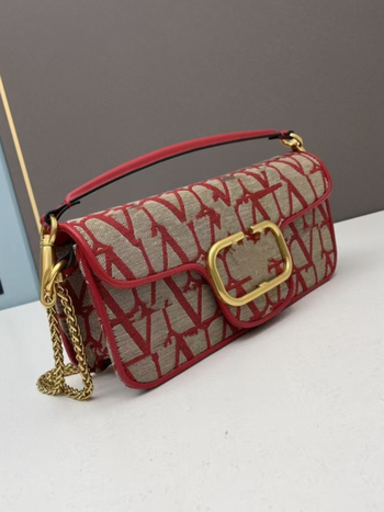Crossbody torba s lancem, od prave kože, vodoravni kvadratni oblik, zatvoren otvor, unutarnja džep sa zipom, s jednim remenom