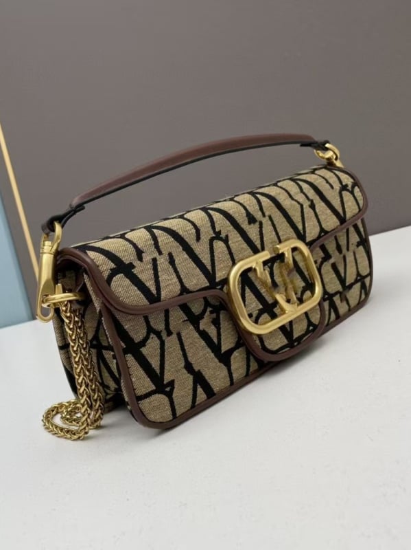 Crossbody torba s lancem, od prave kože, vodoravni kvadratni oblik, zatvoren otvor, unutarnja džep sa zipom, s jednim remenom