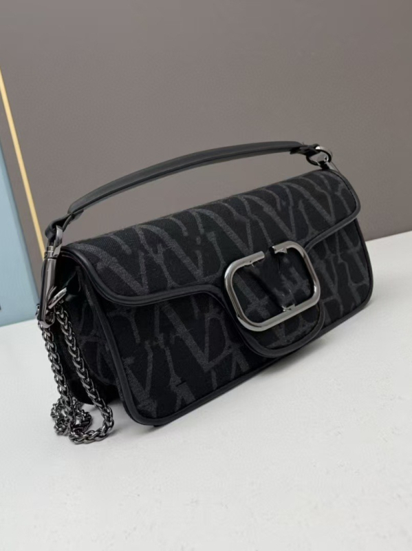 Crossbody torba s lancem, od prave kože, vodoravni kvadratni oblik, zatvoren otvor, unutarnja džep sa zipom, s jednim remenom
