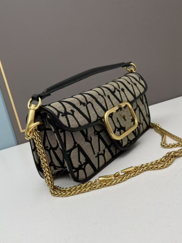 Crossbody torba s lancem, od prave kože, vodoravni kvadratni oblik, zatvoren otvor, unutarnja džep sa zipom, s jednim remenom