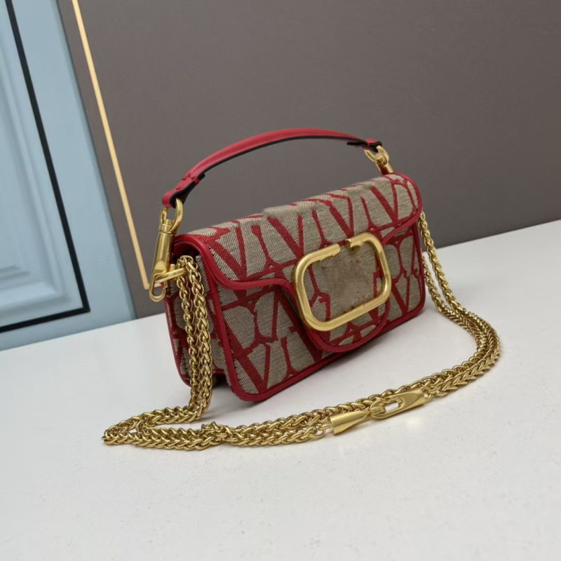 Crossbody torba s lancem, od prave kože, vodoravni kvadratni oblik, zatvoren otvor, unutarnja džep sa zipom, s jednim remenom