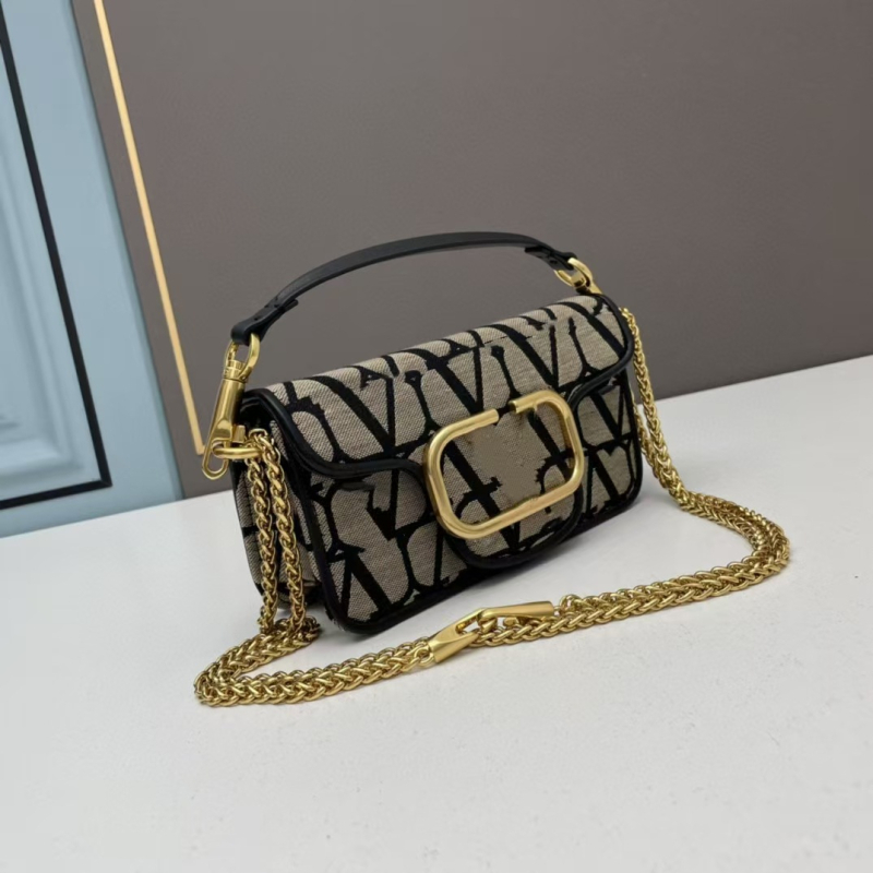 Crossbody torba s lancem, od prave kože, vodoravni kvadratni oblik, zatvoren otvor, unutarnja džep sa zipom, s jednim remenom