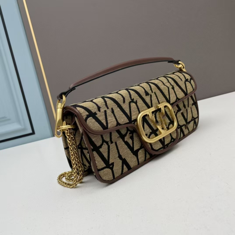Crossbody torba s lancem, od prave kože, vodoravni kvadratni oblik, zatvoren otvor, unutarnja džep sa zipom, s jednim remenom