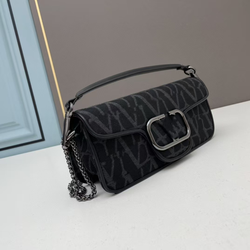 Crossbody torba s lancem, od prave kože, vodoravni kvadratni oblik, zatvoren otvor, unutarnja džep sa zipom, s jednim remenom