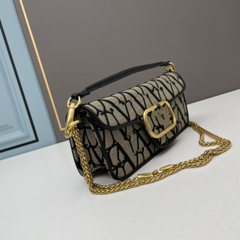 Crossbody torba s lancem, od prave kože, vodoravni kvadratni oblik, zatvoren otvor, unutarnja džep sa zipom, s jednim remenom