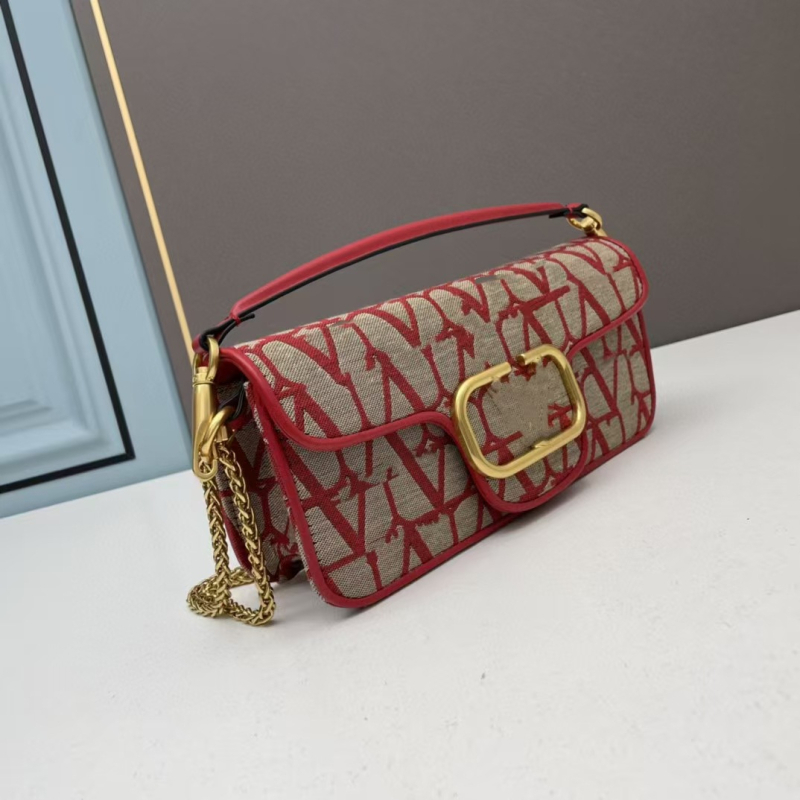 Crossbody torba s lancem, od prave kože, vodoravni kvadratni oblik, zatvoren otvor, unutarnja džep sa zipom, s jednim remenom