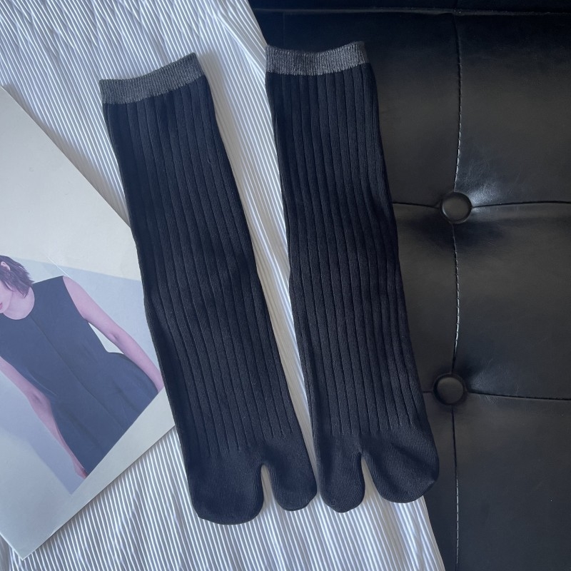 Čarape s podijeljenim prstima, uzorak usklađen po bojama, visok stožac, 70–80% pamuka, kefirano pamuk