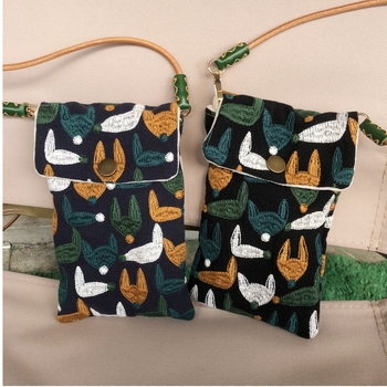 Τσάντα κινητού τηλεφώνου, χειροποίητη με βαριά κέντημα (Υλικό: βαμβάκι και λινό; Άνοιγμα: Κάλυμμα τύπου; Σχήμα: οριζόντιος τετράγωνος; Εσωτερική επένδυση: βελούδο)