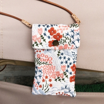 Τσάντα κινητού τηλεφώνου, χειροποίητη με βαριά κέντημα (Υλικό: βαμβάκι και λινό; Άνοιγμα: Κάλυμμα τύπου; Σχήμα: οριζόντιος τετράγωνος; Εσωτερική επένδυση: βελούδο)