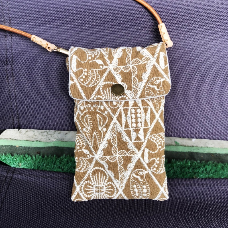 Τσάντα κινητού τηλεφώνου, χειροποίητη με βαριά κέντημα (Υλικό: βαμβάκι και λινό; Άνοιγμα: Κάλυμμα τύπου; Σχήμα: οριζόντιος τετράγωνος; Εσωτερική επένδυση: βελούδο)