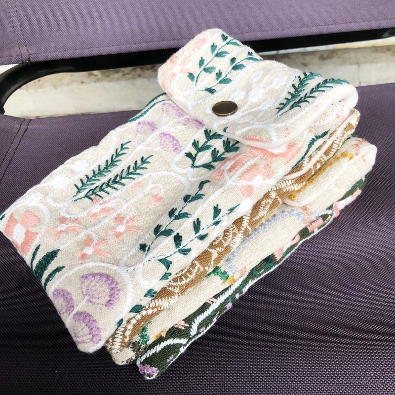 Τσάντα κινητού τηλεφώνου, χειροποίητη με βαριά κέντημα (Υλικό: βαμβάκι και λινό; Άνοιγμα: Κάλυμμα τύπου; Σχήμα: οριζόντιος τετράγωνος; Εσωτερική επένδυση: βελούδο)