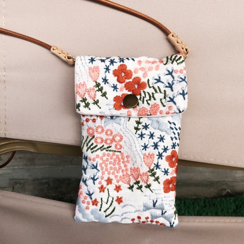 Τσάντα κινητού τηλεφώνου, χειροποίητη με βαριά κέντημα (Υλικό: βαμβάκι και λινό; Άνοιγμα: Κάλυμμα τύπου; Σχήμα: οριζόντιος τετράγωνος; Εσωτερική επένδυση: βελούδο)