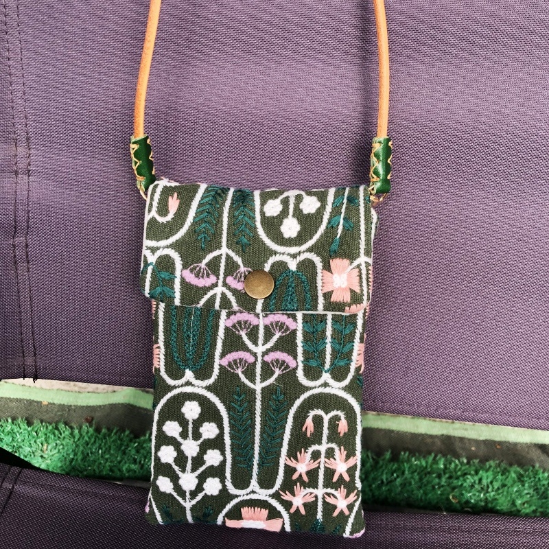 Τσάντα κινητού τηλεφώνου, χειροποίητη με βαριά κέντημα (Υλικό: βαμβάκι και λινό; Άνοιγμα: Κάλυμμα τύπου; Σχήμα: οριζόντιος τετράγωνος; Εσωτερική επένδυση: βελούδο)