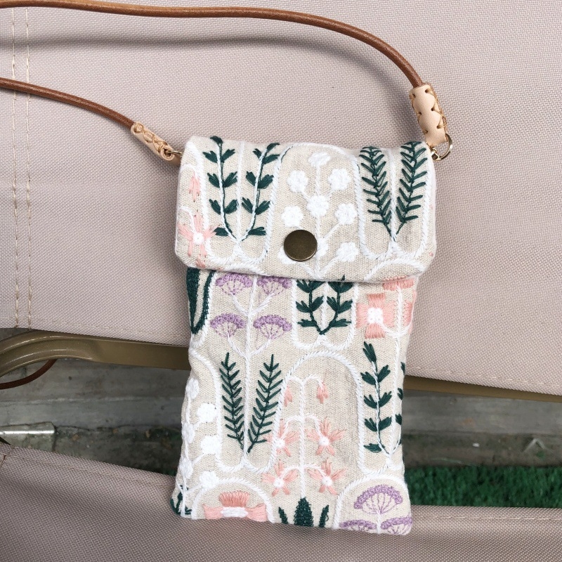 Τσάντα κινητού τηλεφώνου, χειροποίητη με βαριά κέντημα (Υλικό: βαμβάκι και λινό; Άνοιγμα: Κάλυμμα τύπου; Σχήμα: οριζόντιος τετράγωνος; Εσωτερική επένδυση: βελούδο)