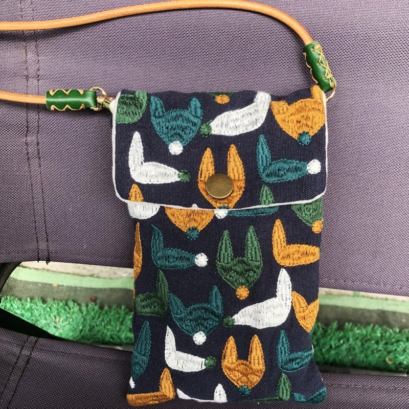 Τσάντα κινητού τηλεφώνου, χειροποίητη με βαριά κέντημα (Υλικό: βαμβάκι και λινό; Άνοιγμα: Κάλυμμα τύπου; Σχήμα: οριζόντιος τετράγωνος; Εσωτερική επένδυση: βελούδο)