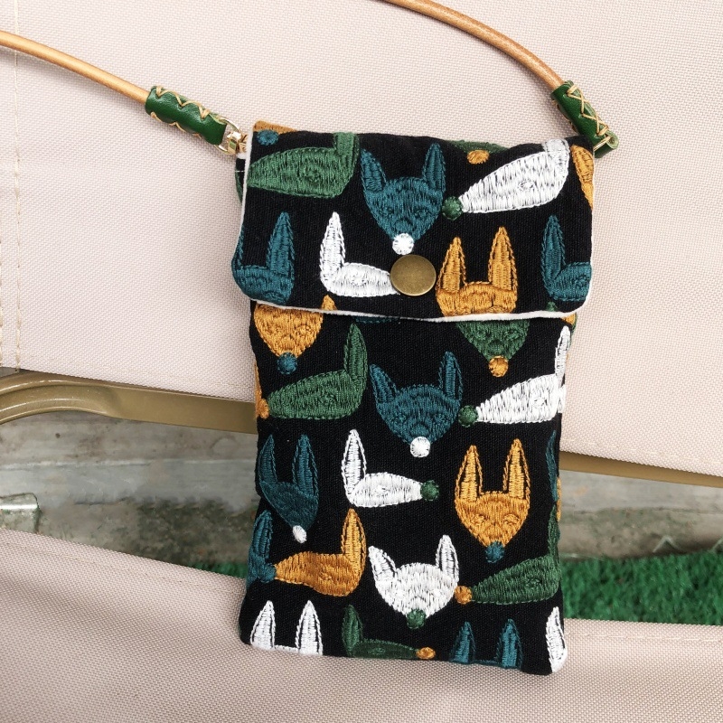 Τσάντα κινητού τηλεφώνου, χειροποίητη με βαριά κέντημα (Υλικό: βαμβάκι και λινό; Άνοιγμα: Κάλυμμα τύπου; Σχήμα: οριζόντιος τετράγωνος; Εσωτερική επένδυση: βελούδο)