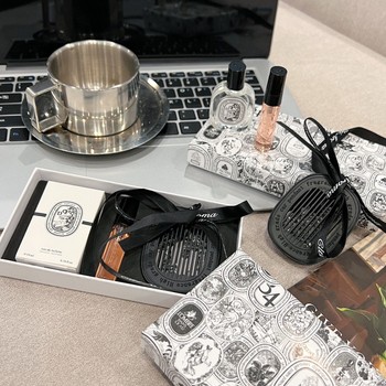 Комплект от три части за окачване: пластмасов държач за парфюм, флорален аромат, подходящ за кола, гардероб и баня; трайност 31–60 дни