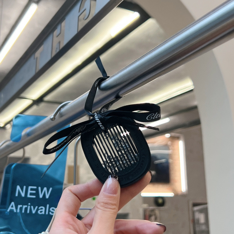 Комплект от три части за окачване: пластмасов държач за парфюм, флорален аромат, подходящ за кола, гардероб и баня; трайност 31–60 дни