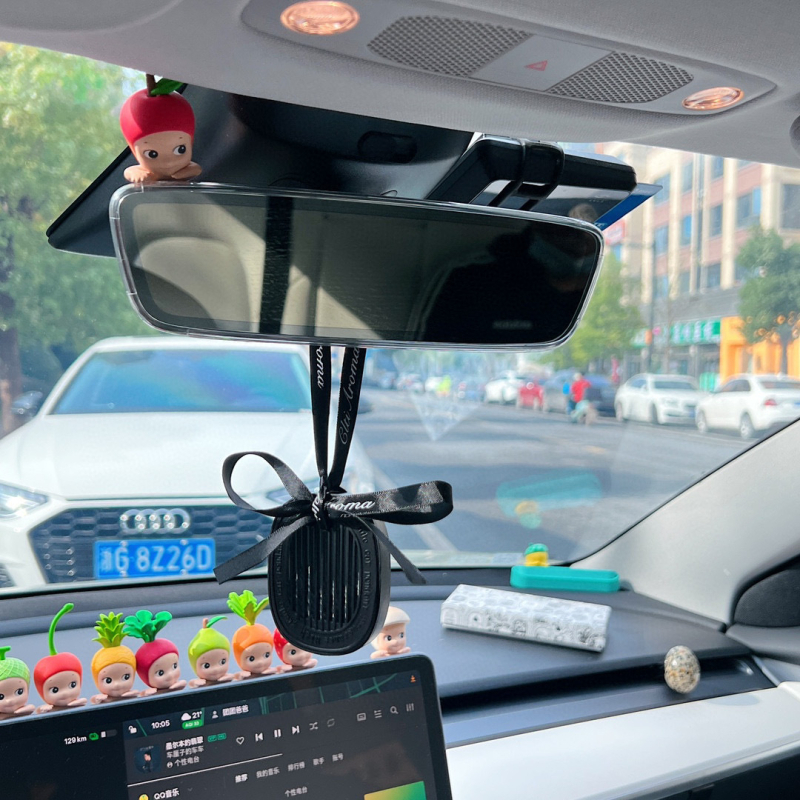 Комплект от три части за окачване: пластмасов държач за парфюм, флорален аромат, подходящ за кола, гардероб и баня; трайност 31–60 дни