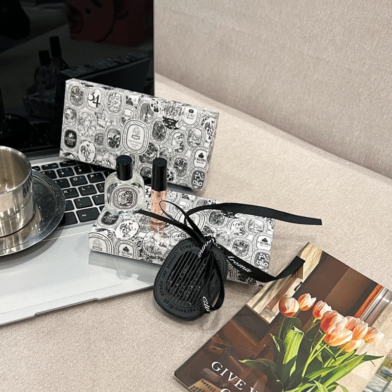 Комплект от три части за окачване: пластмасов държач за парфюм, флорален аромат, подходящ за кола, гардероб и баня; трайност 31–60 дни