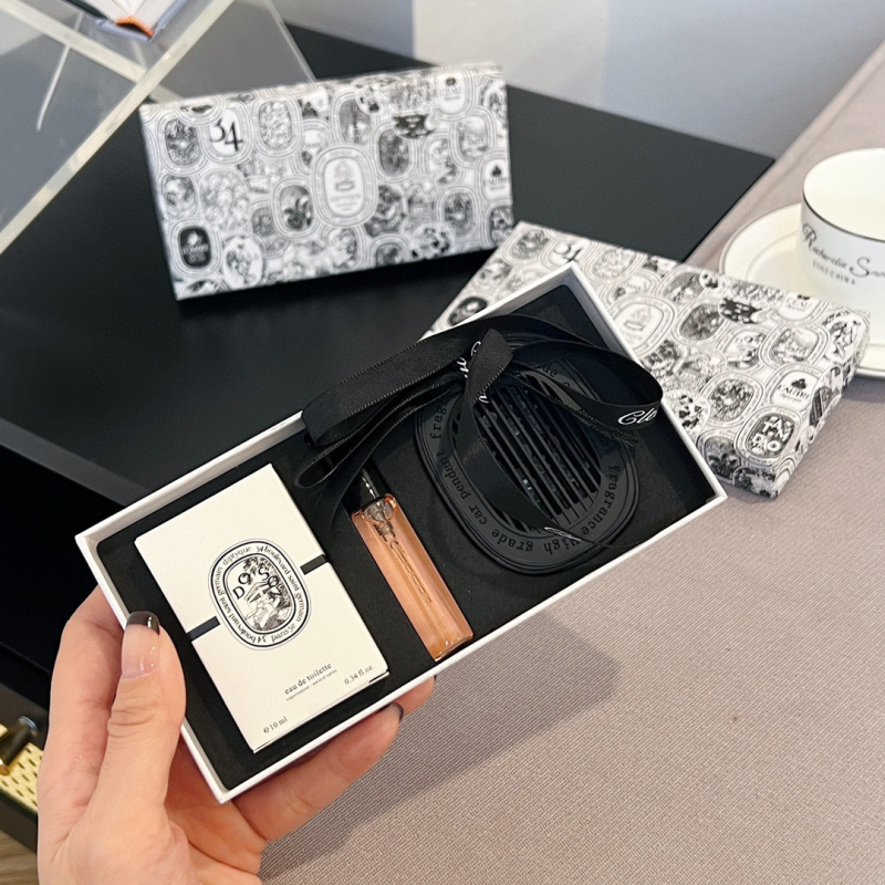 Комплект от три части за окачване: пластмасов държач за парфюм, флорален аромат, подходящ за кола, гардероб и баня; трайност 31–60 дни