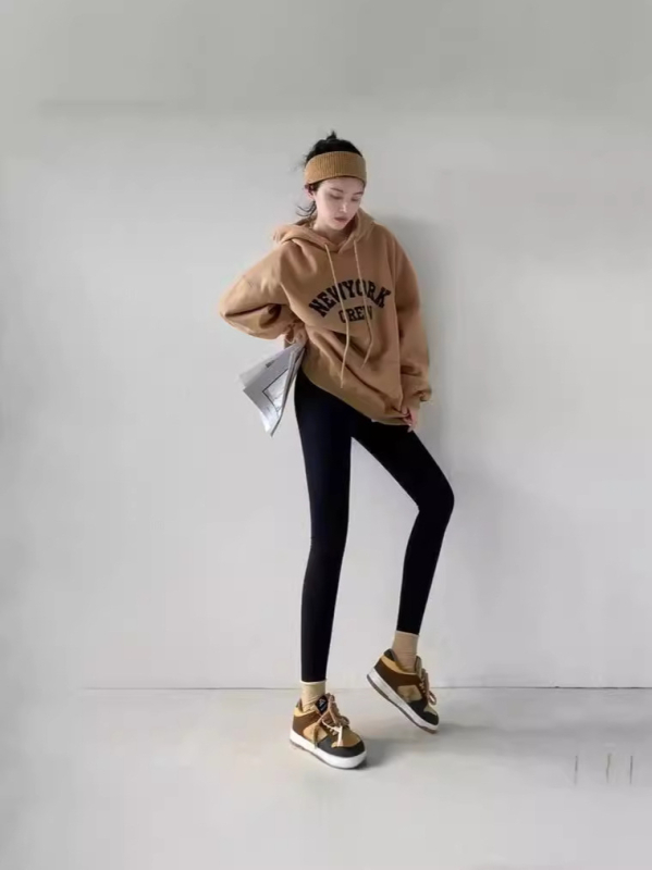 Joga hlače s flis podstavom, visokim pojasom za kontrolu trbuha, brzo se suše, uski kroj, skraćena duljina, mješavina najlona i spandexa (70-80% najlona, <30% spandexa)