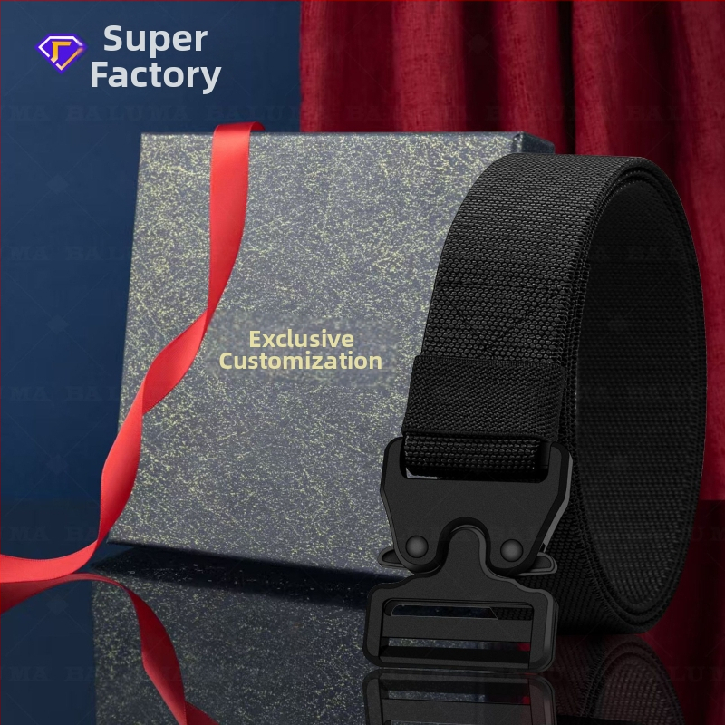 Curea de bărbați din pânză, cataramă din plastic, închidere cu catarama, lățime 2–4 cm, talie elastică.