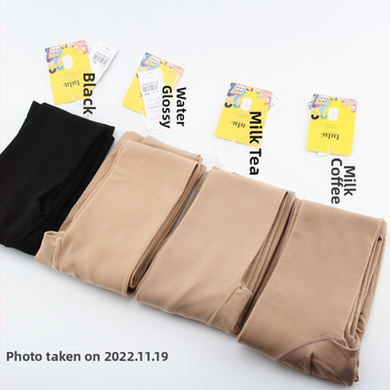 Nylon harisnya fenntartja a fenék emelését, egyszínű mintázat, közepes vastagság, T-crotch